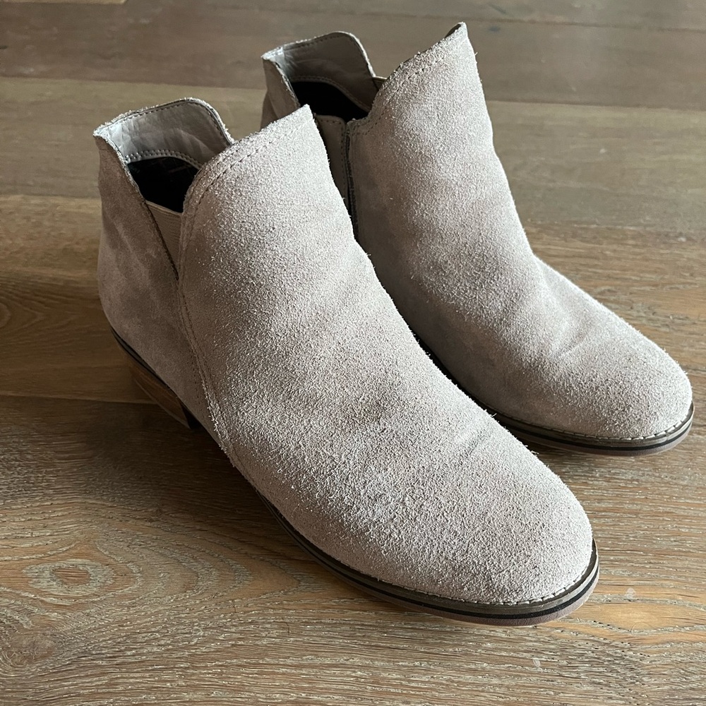 EUC Blondo Lanka Waterproof Suede Zip Ankle Boots Booties in Mushroom Size 9